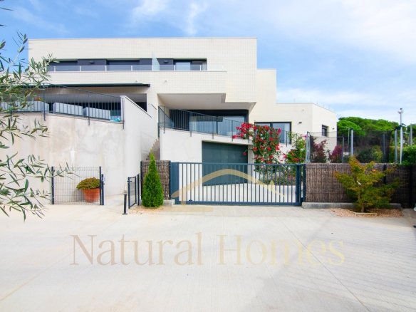 Casa de diseño con jardín y espectaculares vistas al mar