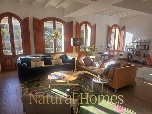 Exquisito piso en finca catalogada junto a la playa y la estación de Caldetes