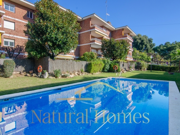 Planta baja con jardín privado y comunitario con piscina