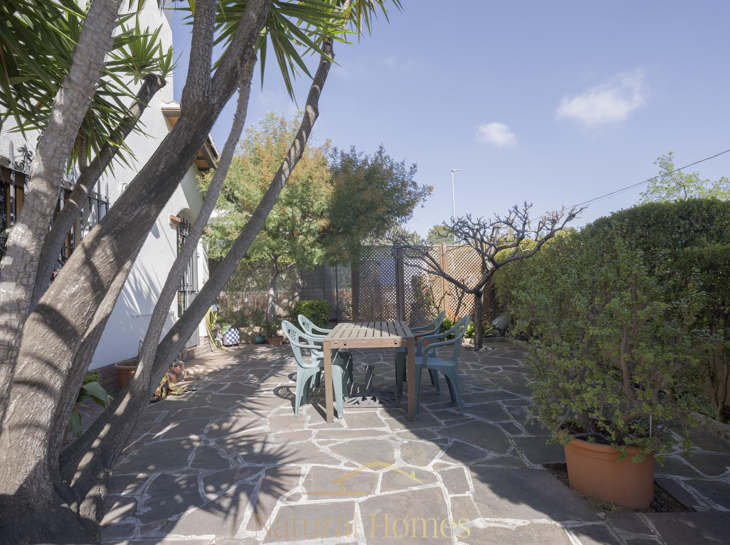 lateral jardin2 Semi-detached 3-sided house for sale in Vilassar de Dalt