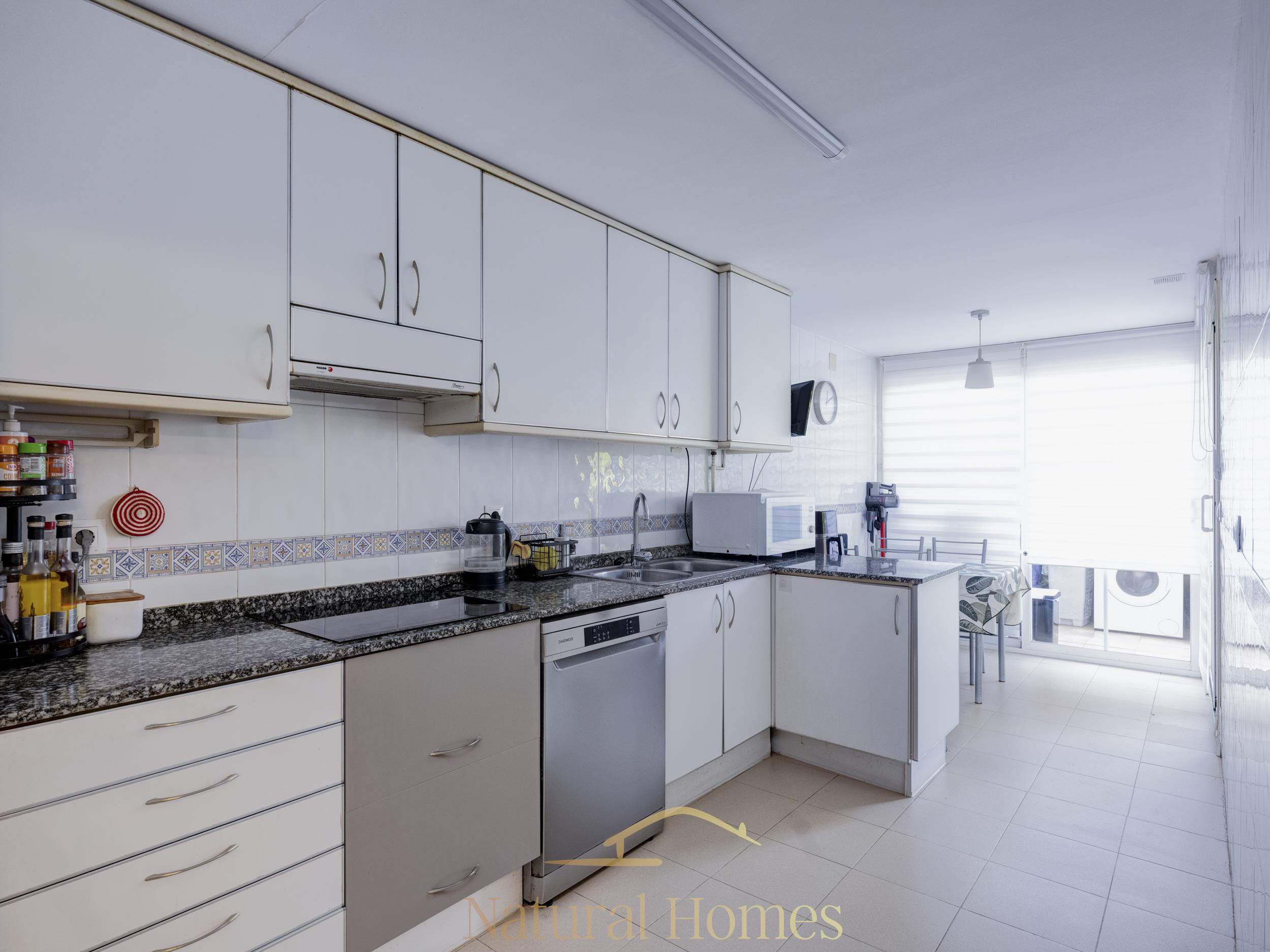 cocina Planta baja con jardín privado y comunitario con piscina cerca de la playa