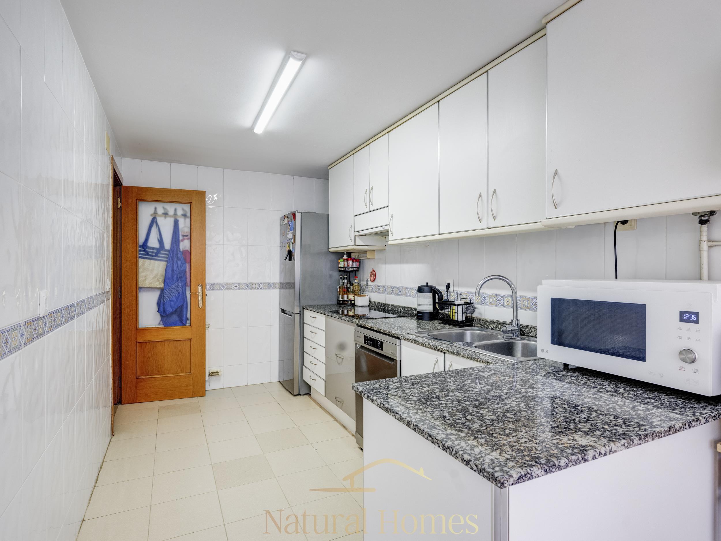 cocina (4) Planta baja con jardín privado y comunitario con piscina cerca de la playa