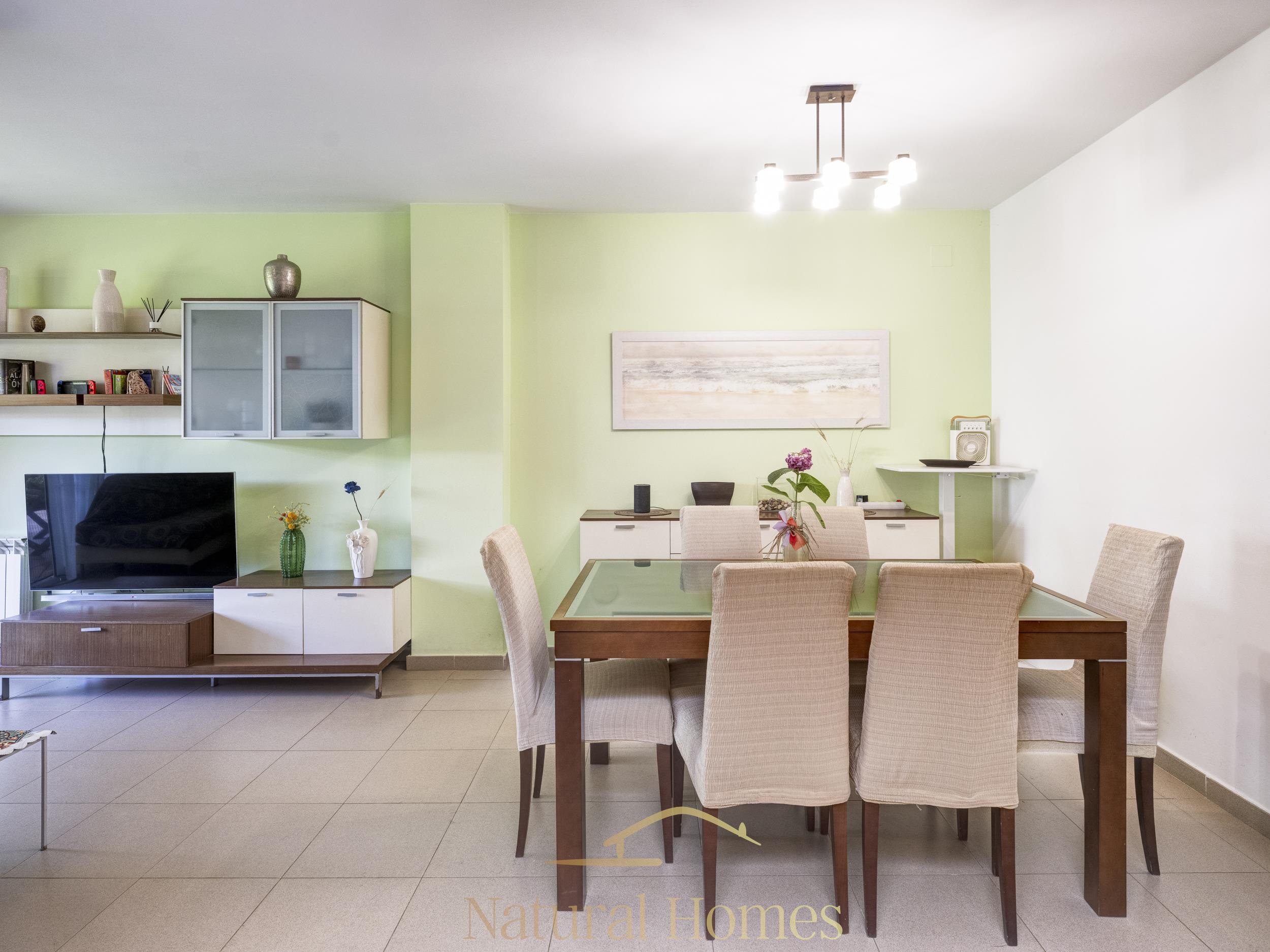 comedor (2) Planta baja con jardín privado y comunitario con piscina cerca de la playa