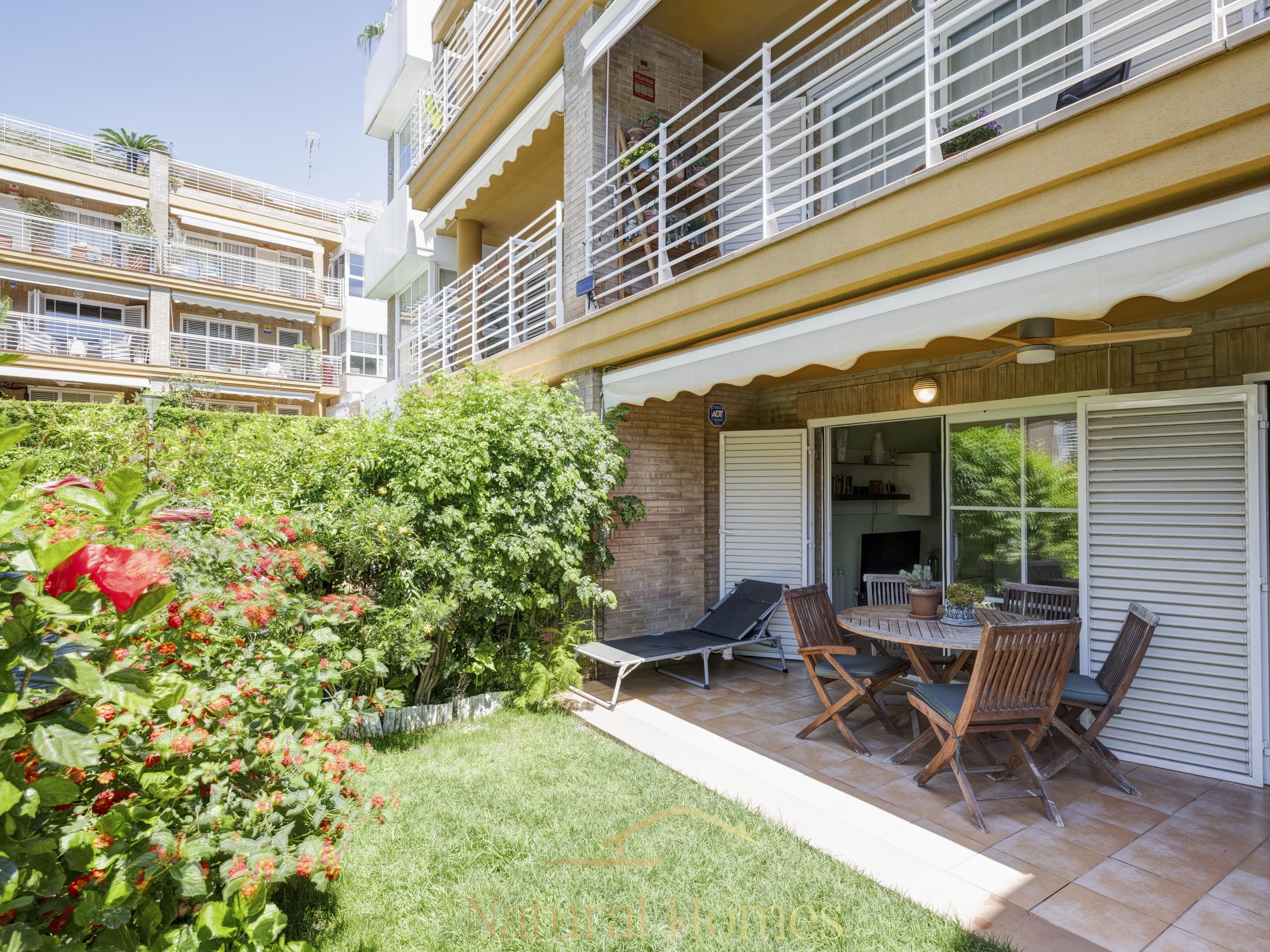 jardín (2) Planta baja con jardín privado y comunitario con piscina cerca de la playa