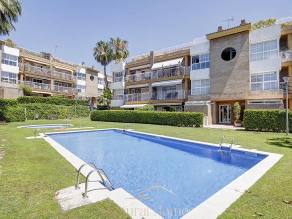 Planta baja con jardín privado y comunitario con piscina cerca de la playa