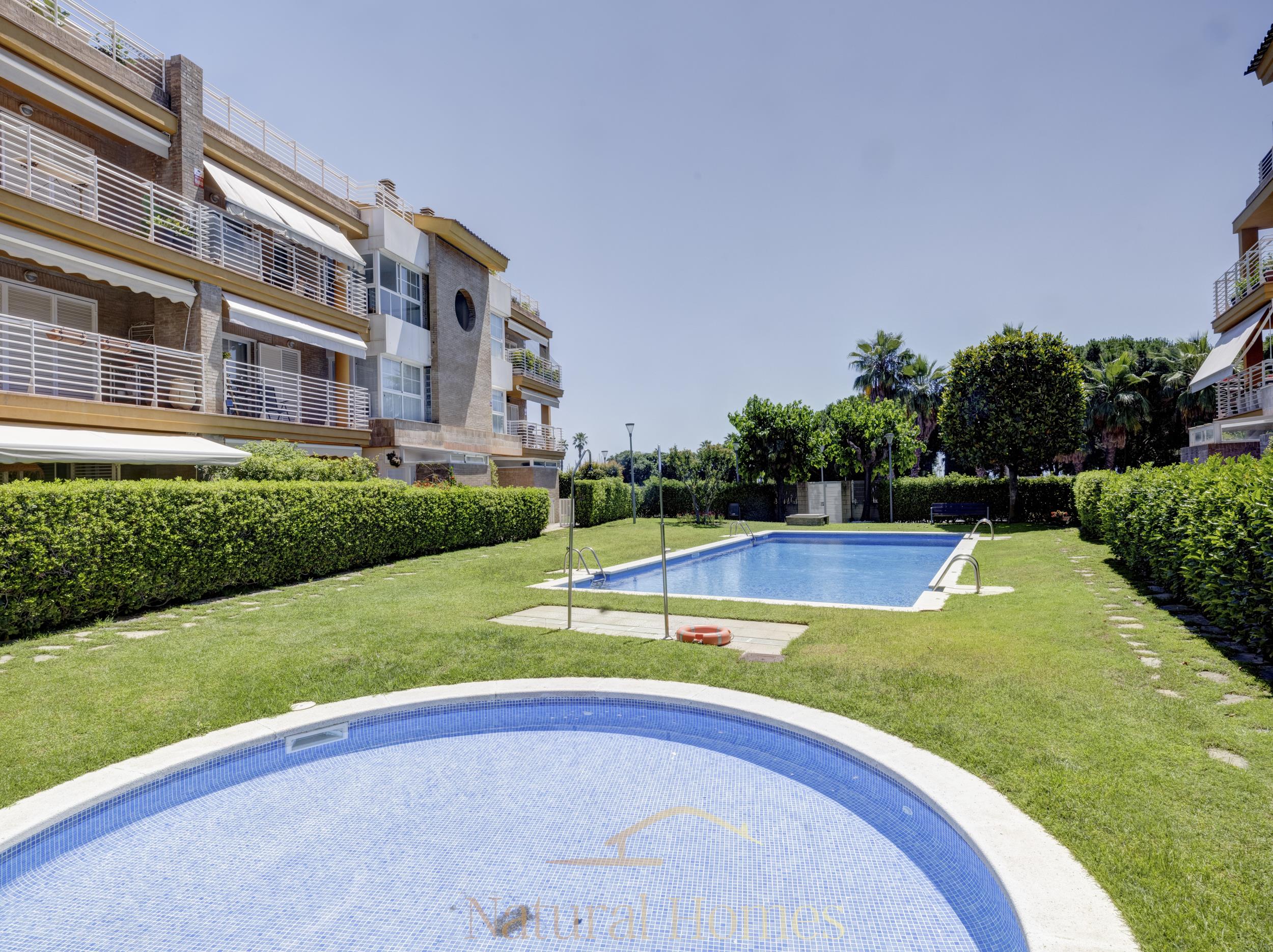 piscina (4) Planta baja con jardín privado y comunitario con piscina cerca de la playa