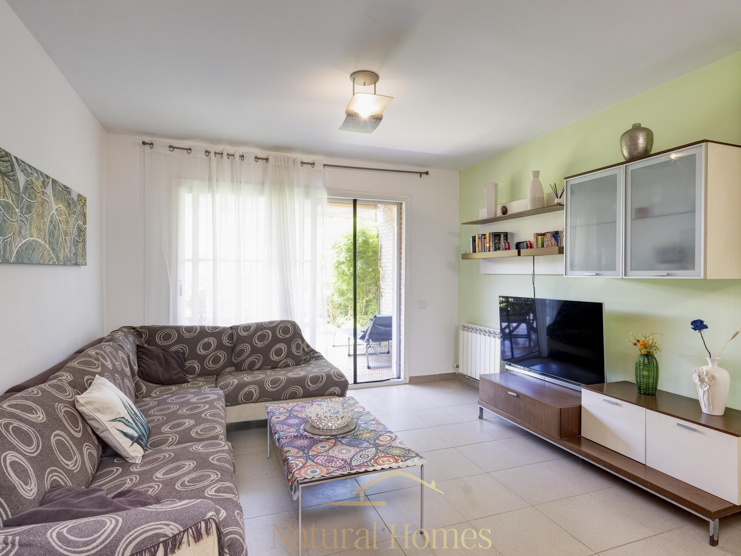salón Planta baja con jardín privado y comunitario con piscina cerca de la playa
