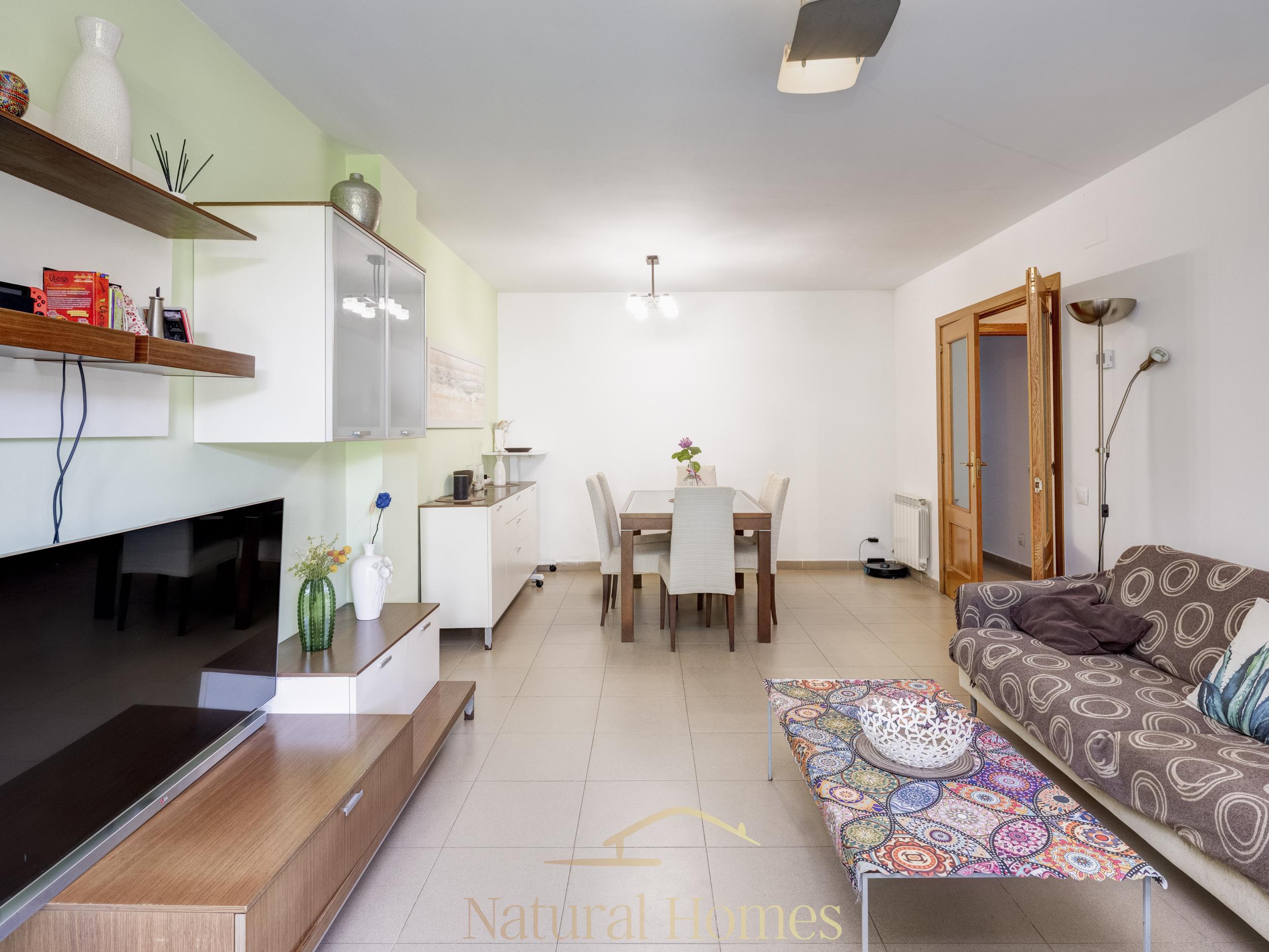 salón (2) Planta baja con jardín privado y comunitario con piscina cerca de la playa