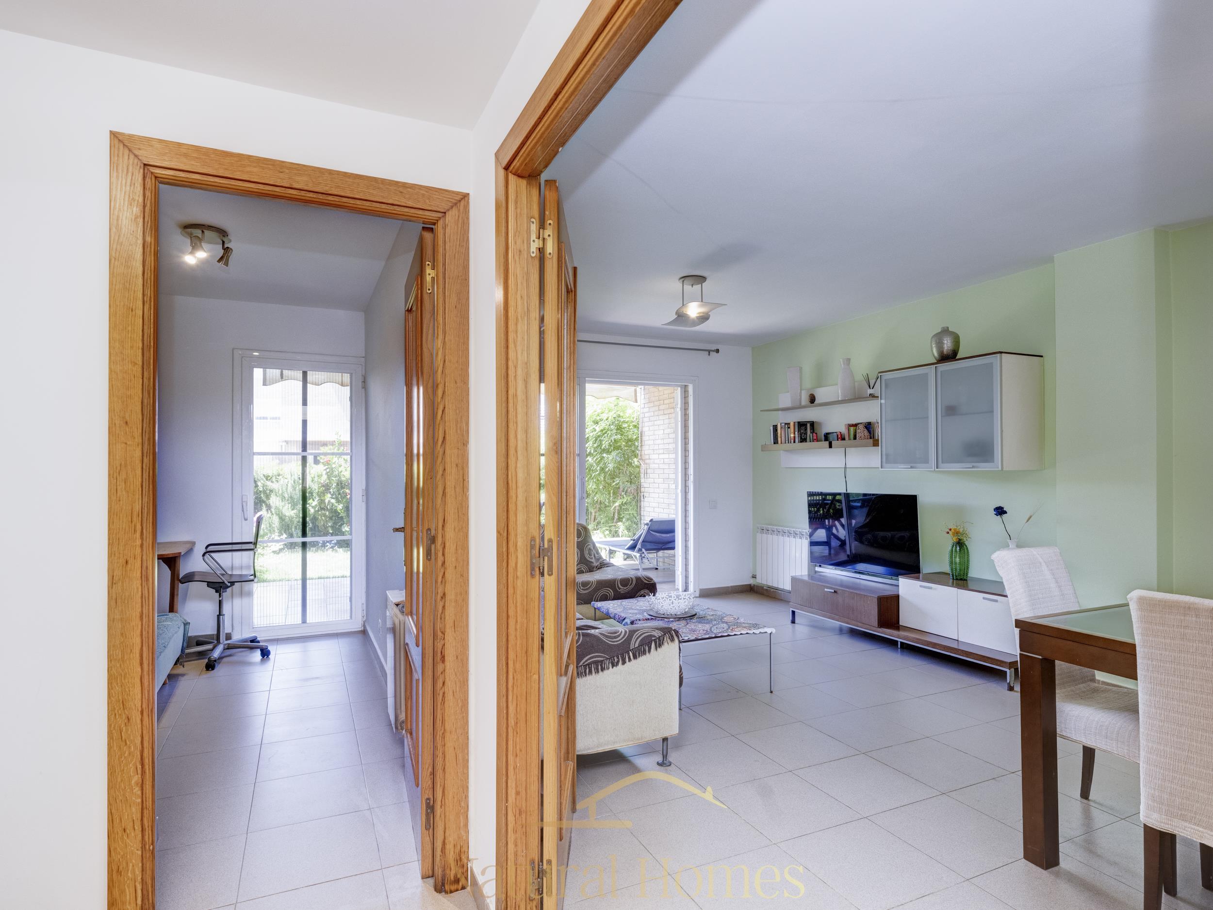 salón (4) Planta baja con jardín privado y comunitario con piscina cerca de la playa