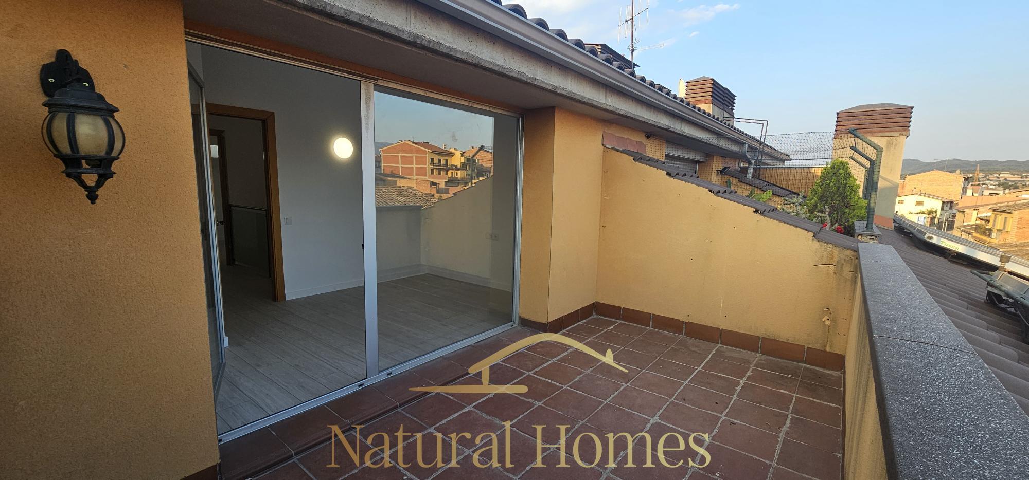 Terraza Ático Dúplex Reformado en Zona Tranquila entre Calldetenes y Vic
