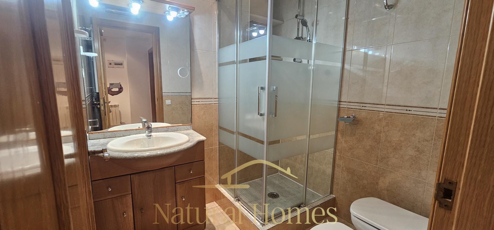 baño con ducha Cómoda Planta baja con patio privado en alquiler