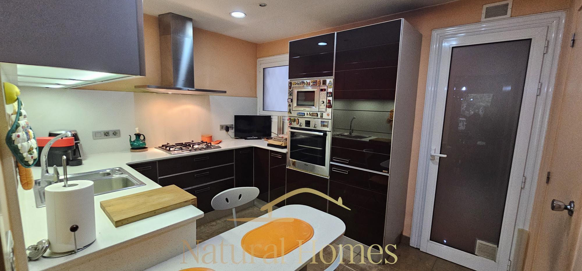 cocina2 Amplio piso en alquiler en el centro de Barcelona