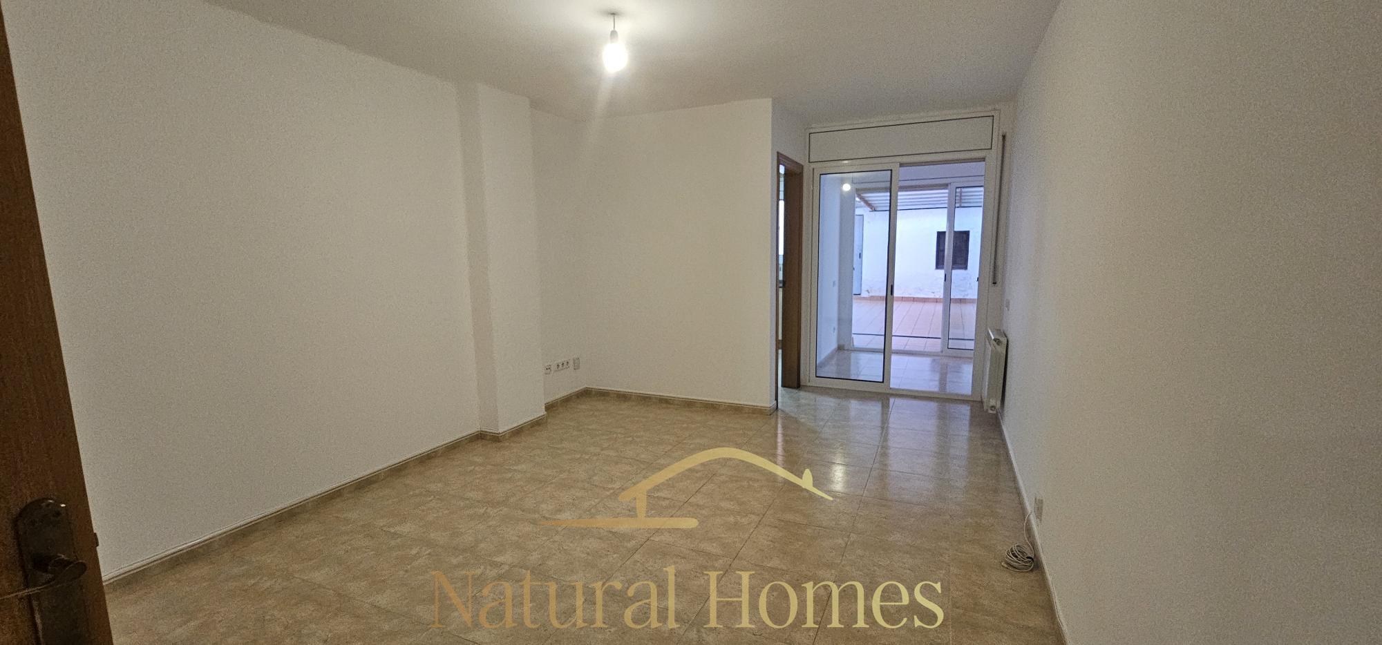 salon Cómoda Planta baja con patio privado en alquiler